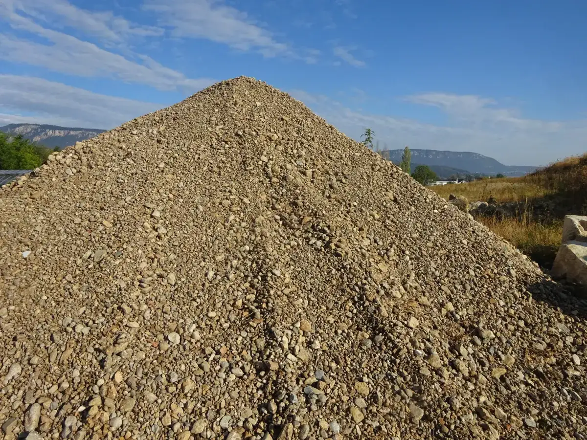 Schotterhaufen am Lager für den Unterbau von Wegen und Zufahrten